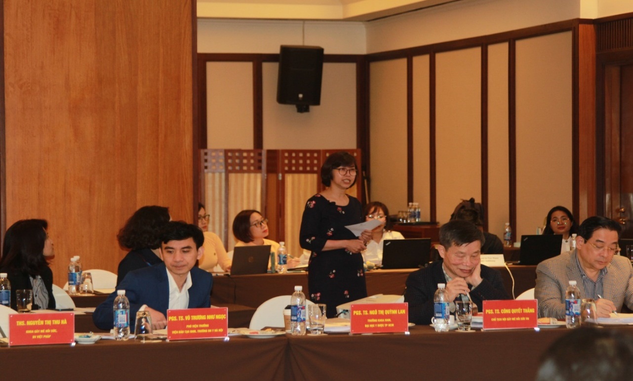 ThS Nguyễn Thị Thu Hà, Khoa GMHS, Bệnh viện Việt Pháp báo cáo trong phiên hội thảo